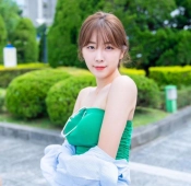안지현 가슴 풍만한 녹색 튜브탑 입고 거리 활보