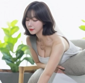 치어리더 안지현 가슴골 살짝 숙인  화이트 드레스