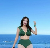 치어리더 김현영 꿀벅지 풍만한 가슴골 비키니 몸매