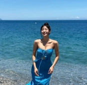 치어리더 안지현 가슴골 바닷가 오프솔더 파란 원피스