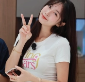 치어리더 안지현 가슴 봉긋 흰티 청바지 몸매라인