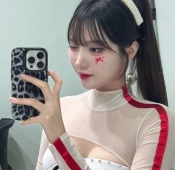치어리더 이진 윗가슴골 응원복 입고 셀카 찍는 미모