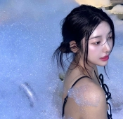 치어리더 고가빈 가슴골 거품 풀장 비키니 아이돌급 미모