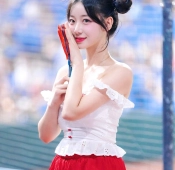 치어리더 우수한 가슴골 새침한 표정 연예인 미모