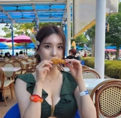 치어리더 김현영 가슴골 프릴 비키니 육덕