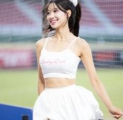 치어리더 우수한 허벅지 화이트 끈나시 볼륨감 미모