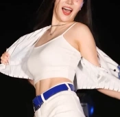 치어리더 남민정 야벅지 유니폼 벗어서 보여주는 흰 크롭 나시