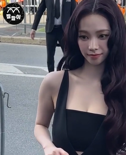 보그 패션쇼 참가한 카리나 묵직한 가슴 어필