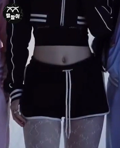 채원 돌핀팬츠 꼴리는 흰스타킹 벅지