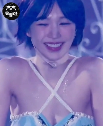 하늘색 홀터넥 의상 레드벨벳 웬디 시원한 겨드랑이 윗슴 노출