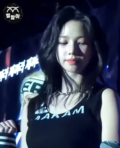 에스파 카리나 물병 줍다가 꼭지 노출 할뻔 ㄷㄷ