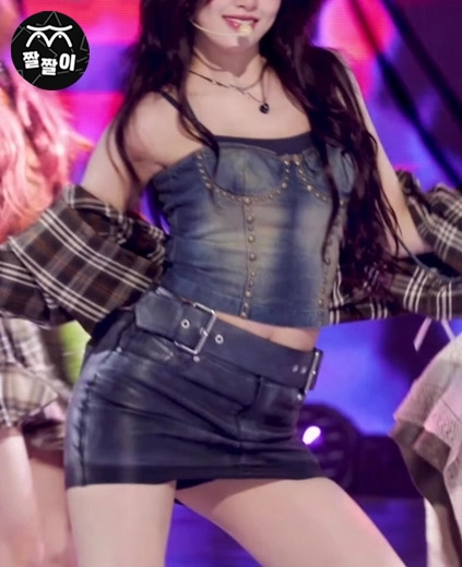안유진 들박 마려운 가죽 핫팬츠 몸매