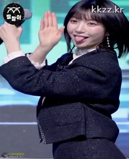 혀내미는 유빈