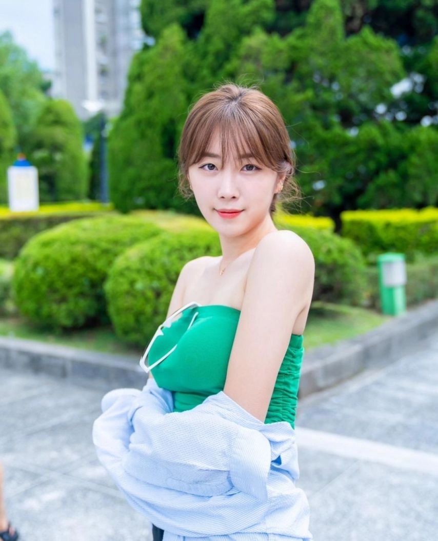 안지현 가슴 풍만한 녹색 튜브탑 입고 거리 활보