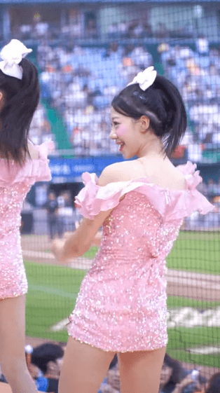 치어리더 우수한 엉밑살 분홍 반짝이 원피스