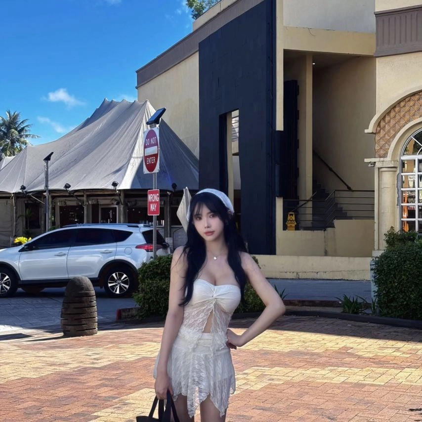 치어리더 윤영서 가슴골 비키니 같은 해외 여행룩