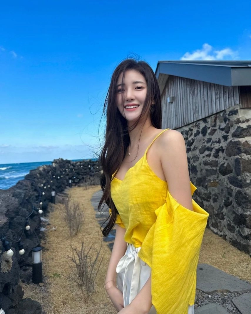 치어리더 김해리 가슴골 드러낸 노란 비키니 몸매