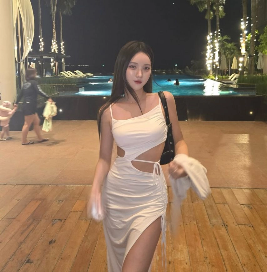 치어리더 이진 골반 드러난 아찔한  화이트 나시 원피스