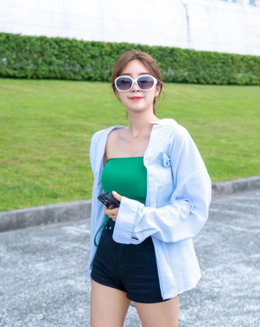 안지현 가슴 풍만한 녹색 튜브탑 입고 거리 활보