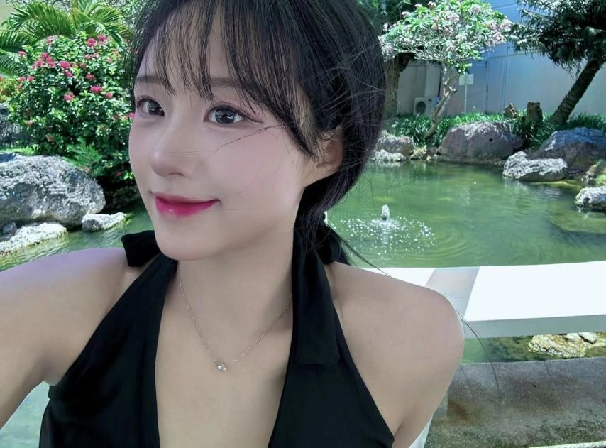 치어리더 이호은 가슴골 사복 홀터넥