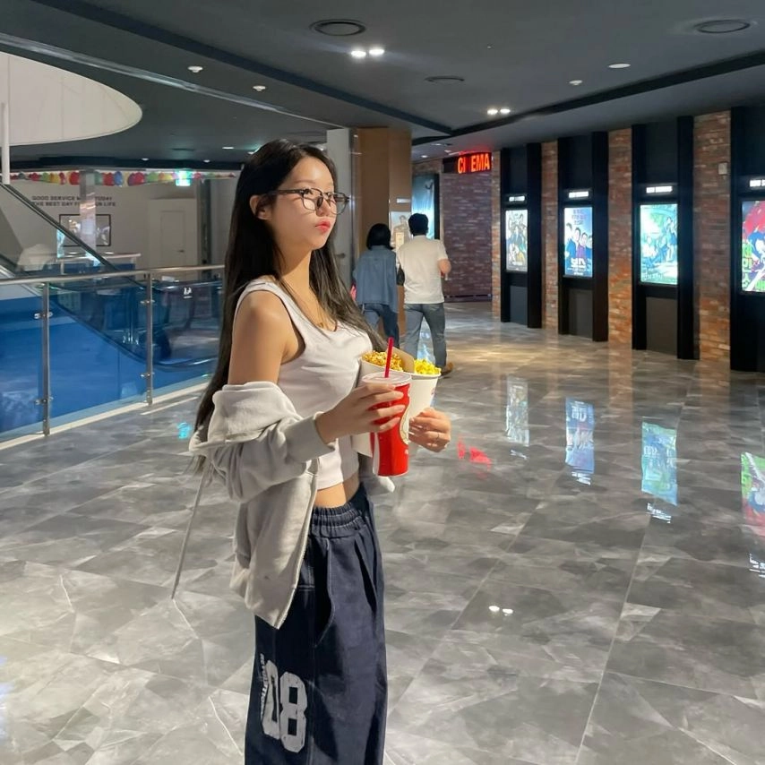 치어리더 이진 가슴 봉긋 영화관 사복 민소매