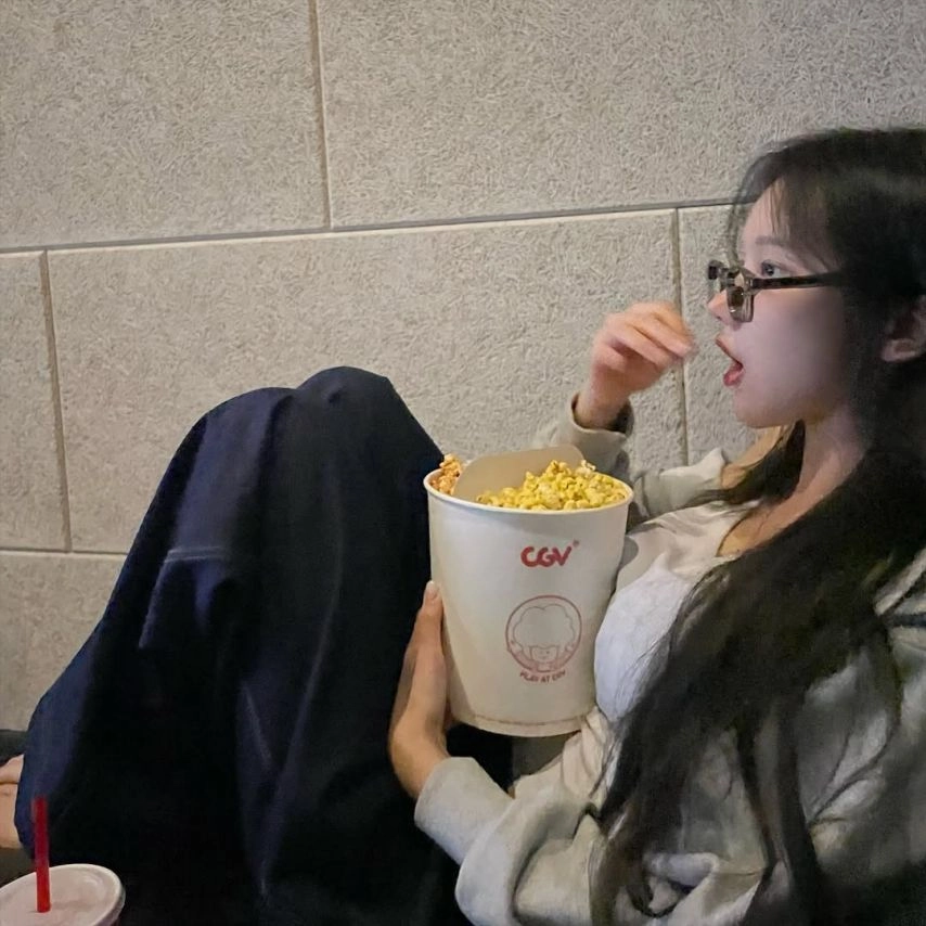 치어리더 이진 가슴 봉긋 영화관 사복 민소매