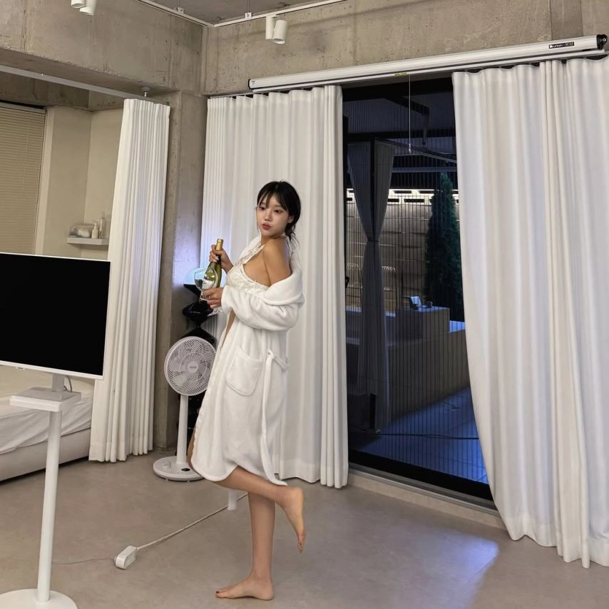 치어리더 이진 옆슴 삐져나온 호텔방 란제리 느낌 비키니