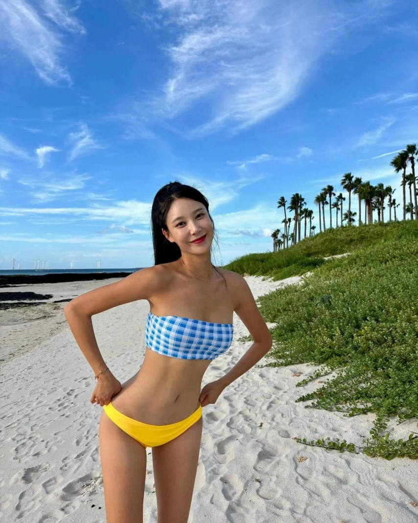 치어리더 원민주 허리라인 해변에서 튜브탑 비키니 슬랜더