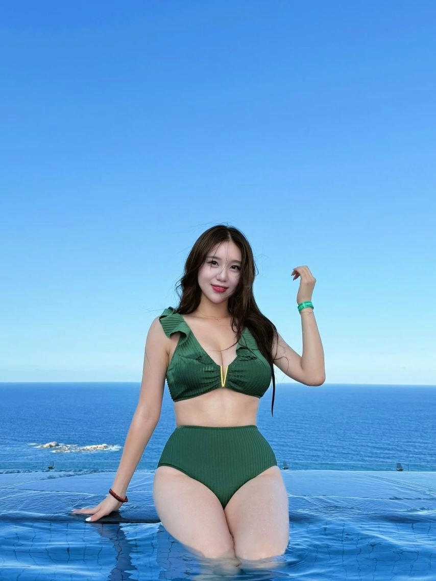 치어리더 김현영 꿀벅지 풍만한 가슴골 비키니 몸매