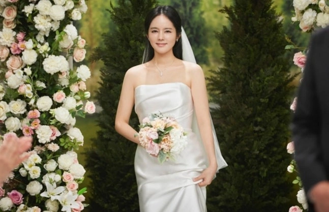'연정훈♥' 한가인, 웨딩드레스 또 입었다