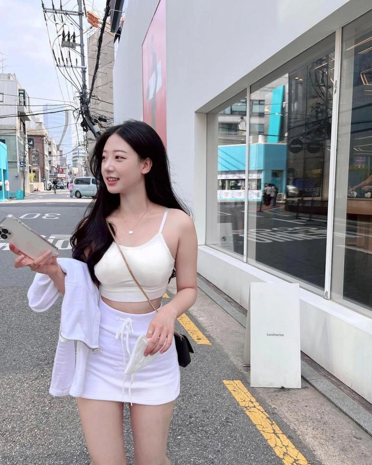 치어리더 우수한 가슴 봉긋 흰나시 여친룩