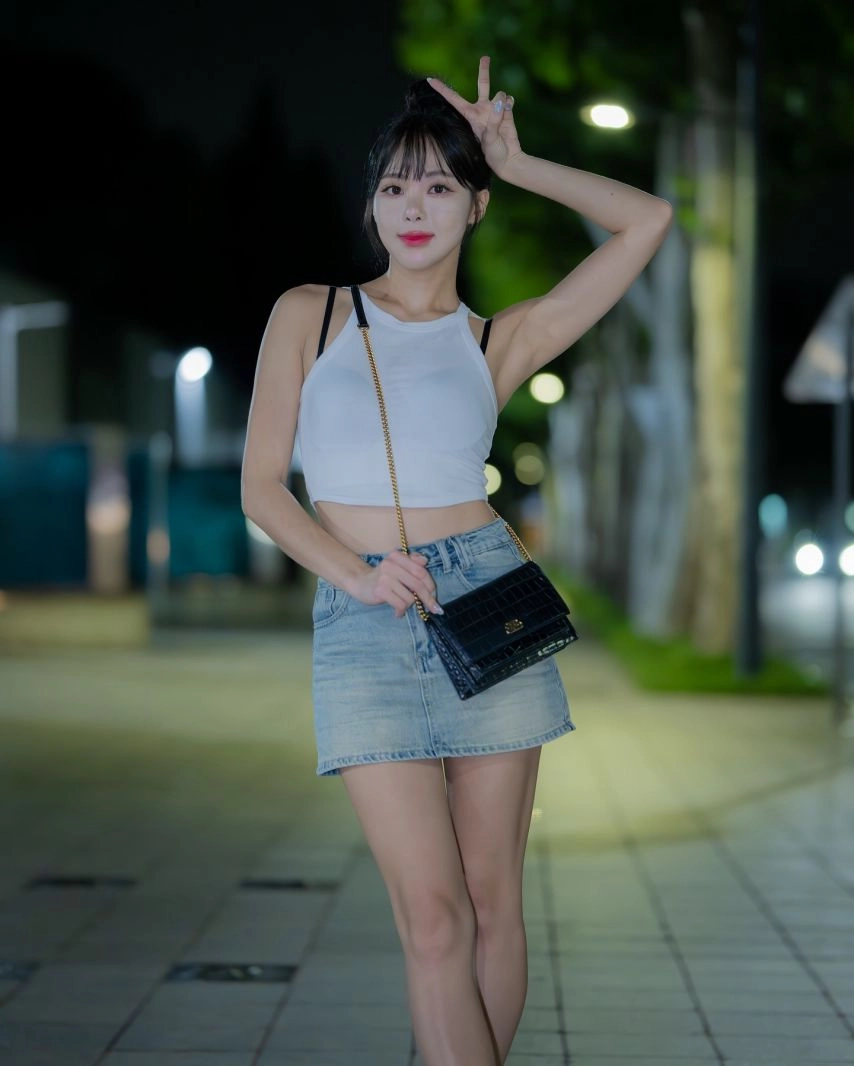 치어리더 차영현 가슴 크롭 흰나시 블랙브라 청치마