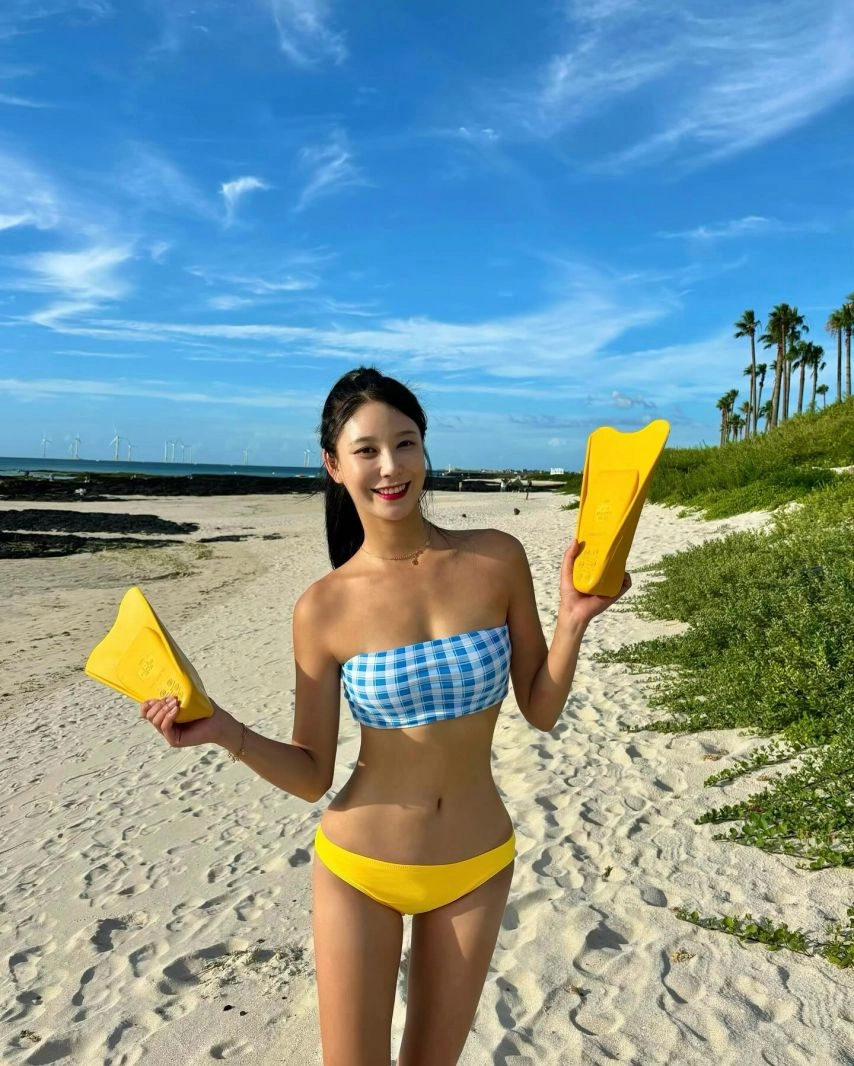 치어리더 원민주 허리라인 해변에서 튜브탑 비키니 슬랜더