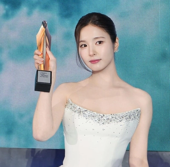 '어쩔수가없다'..상받고 욕먹은 이성민 신세경은 '미담'까지 '찐 인성' 증명