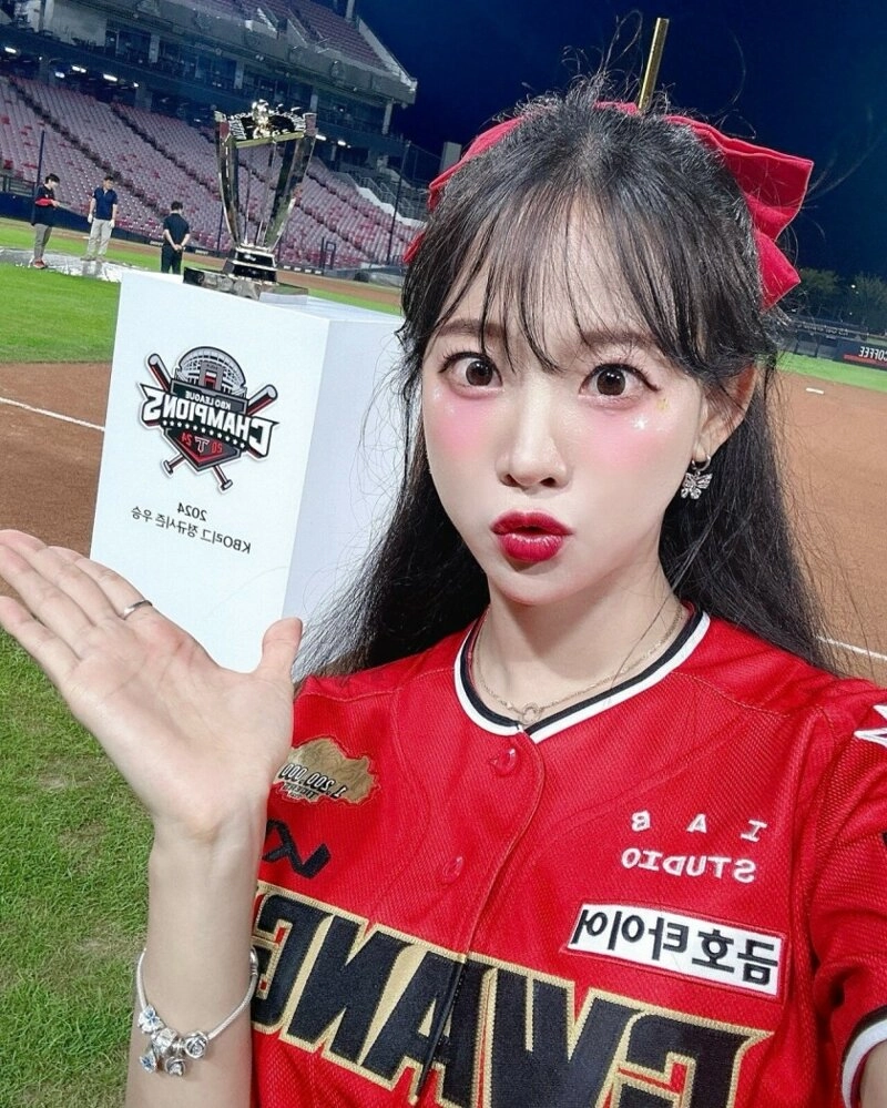 치어리더 김한나 허벅지 기아 정규 시즌 우승 트로피 인증샷