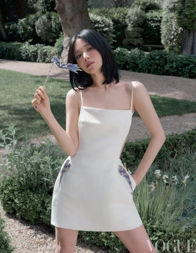 '45세' 송혜교, 손바닥만한 스커트 입고 허벅지+ 쇄골 노출
