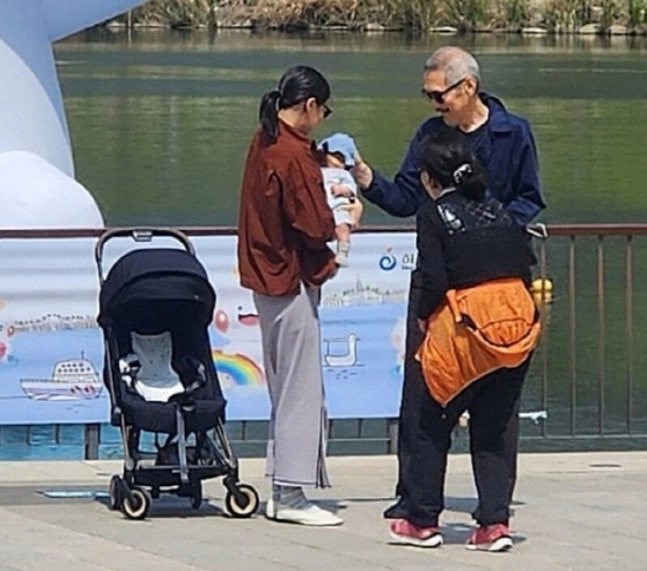 “무슨 아기가 저렇게 커?” 김민희·홍상수, 빅 베이비 깜짝 포착