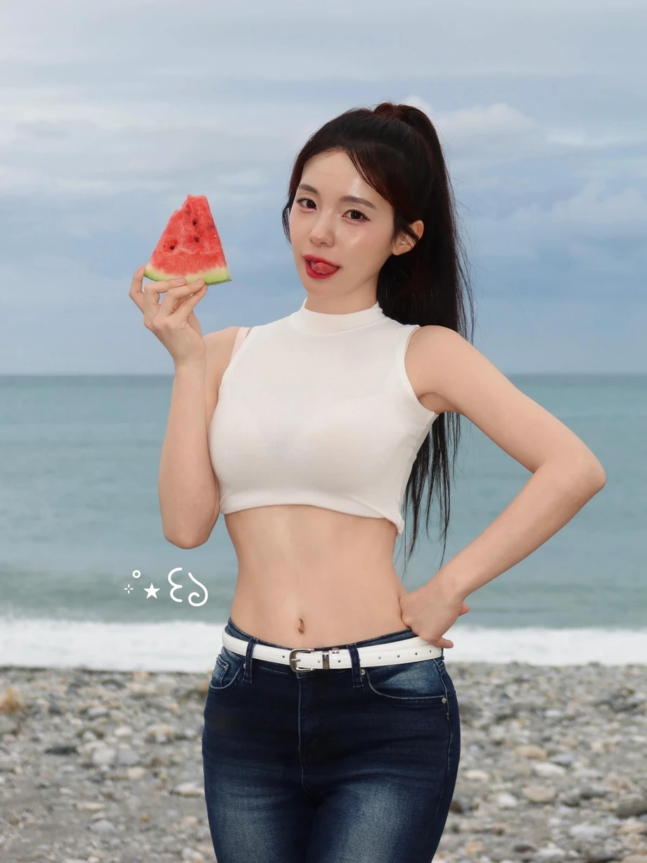 치어리더 이다혜 가슴 브라가 비치는 크롭 흰나시 복근 청바지