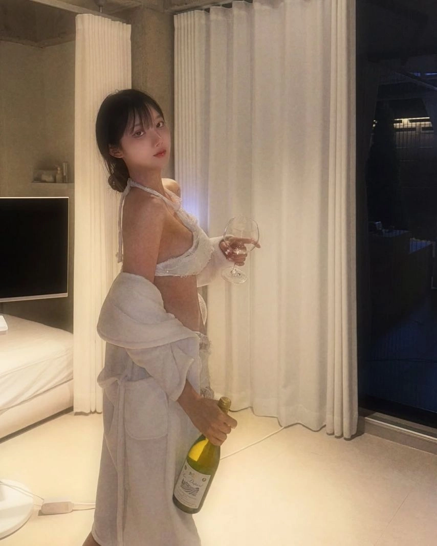 치어리더 이진 옆슴 삐져나온 호텔방 란제리 느낌 비키니