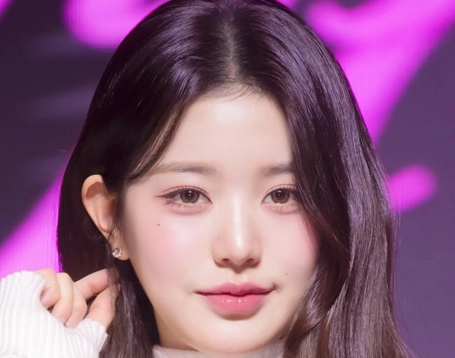 "팔짱 끼고 한손으로 응대" 장원영, '공항 출국심사 태도 논란'