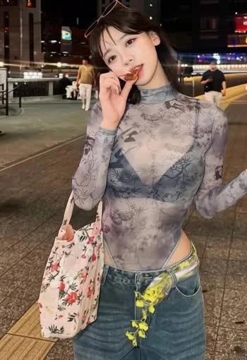 치어리더 우수한 가슴골 시스루 하이레그 바디슈트속 블랙 브라