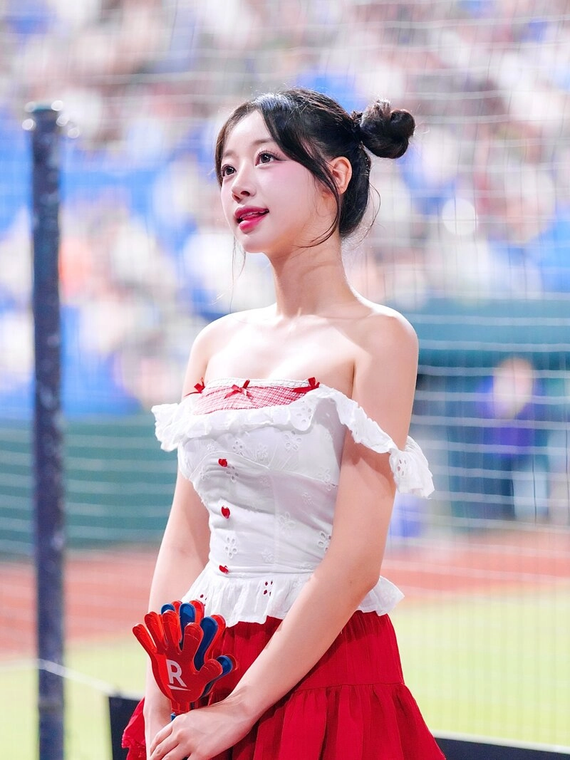 치어리더 우수한 가슴골 새침한 표정 연예인 미모