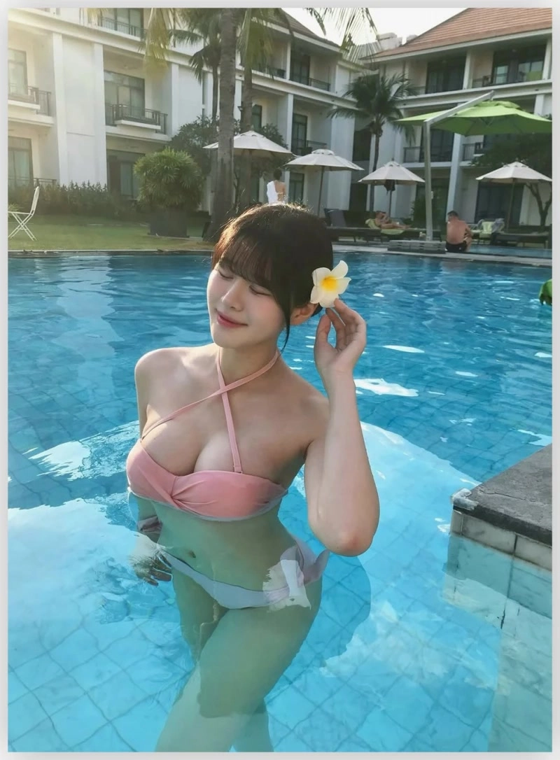 치어리더 강명비 가슴골 야외 수영장 글래머 비키니 몸매
