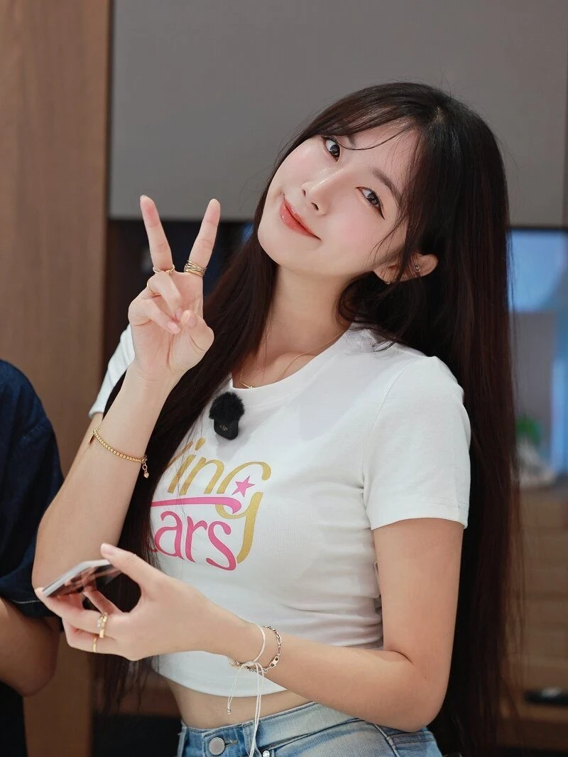 치어리더 안지현 가슴 봉긋 흰티 청바지 몸매라인