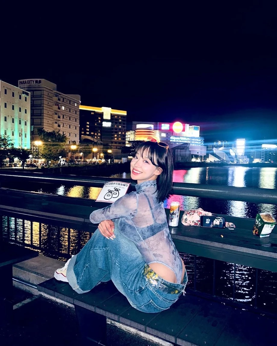 치어리더 우수한 가슴골 시스루 하이레그 바디슈트속 블랙 브라