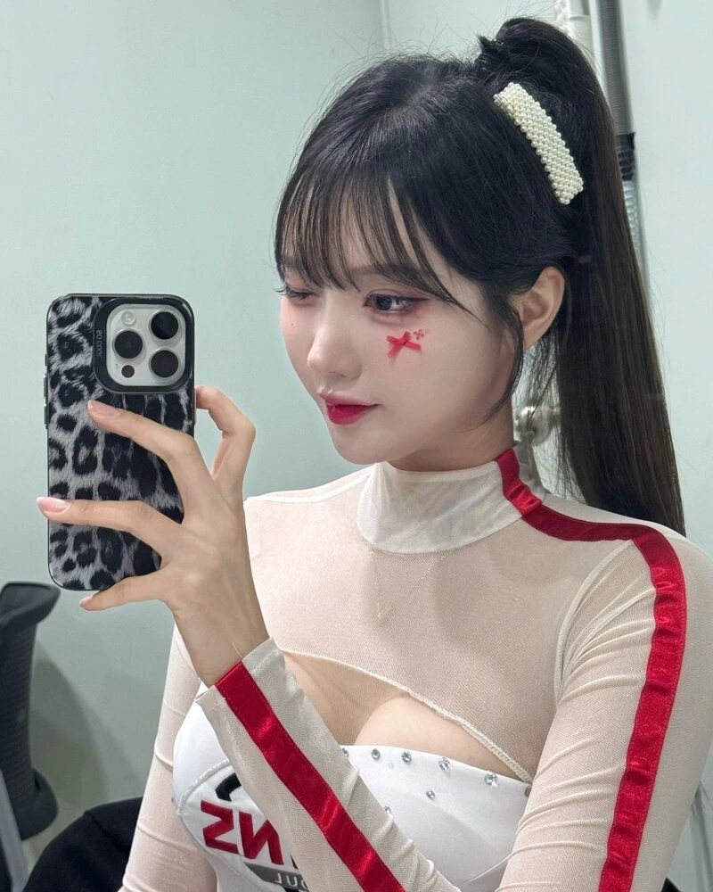 치어리더 이진 윗가슴골 응원복 입고 셀카 찍는 미모