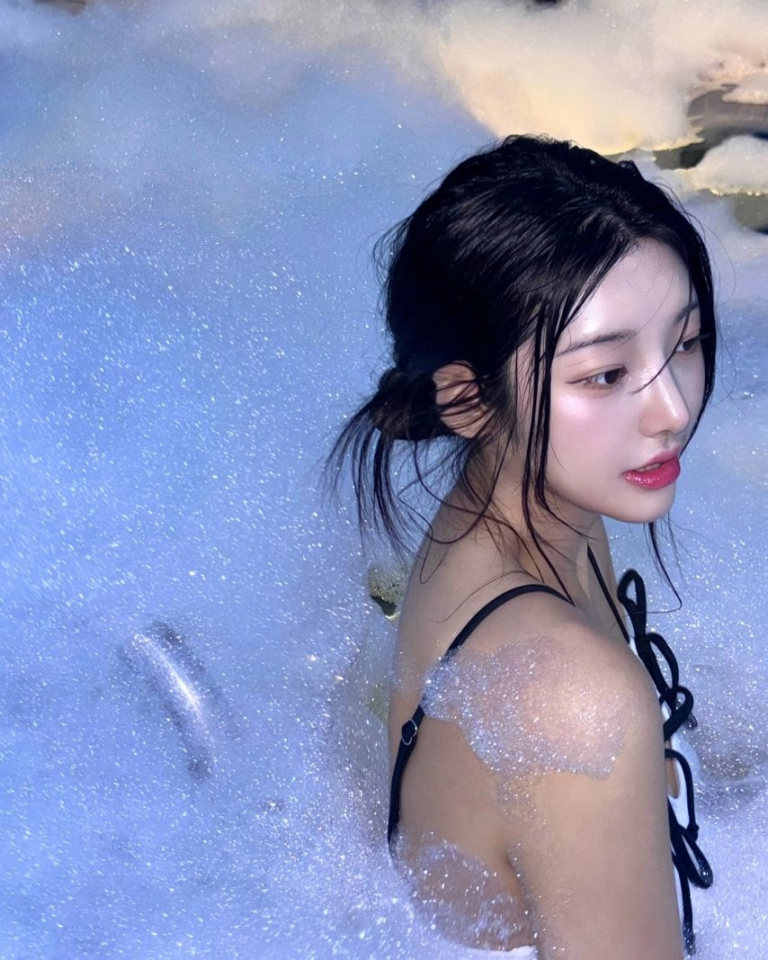 치어리더 고가빈 가슴골 거품 풀장 비키니 아이돌급 미모