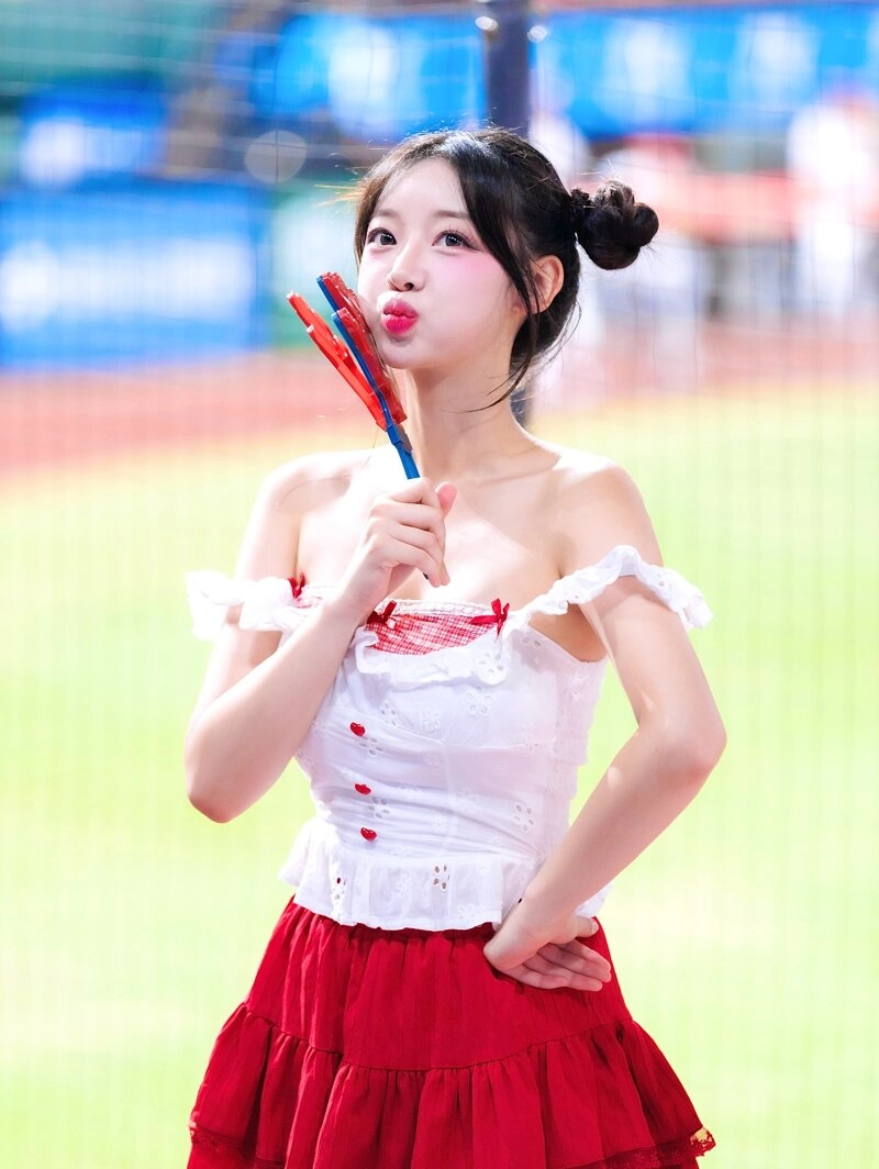 치어리더 우수한 가슴골 새침한 표정 연예인 미모