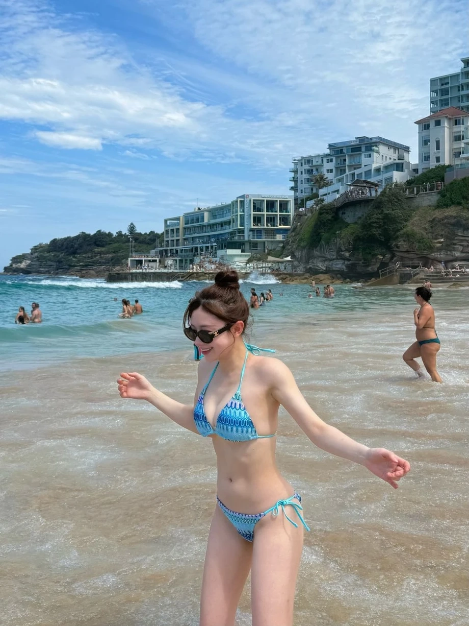치어리더 김나연 가슴골 시드니 해변 비키니 몸매