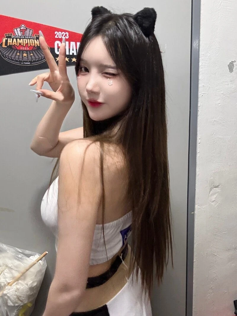 치어리더 이진 윗가슴골 응원복 입고 셀카 찍는 미모